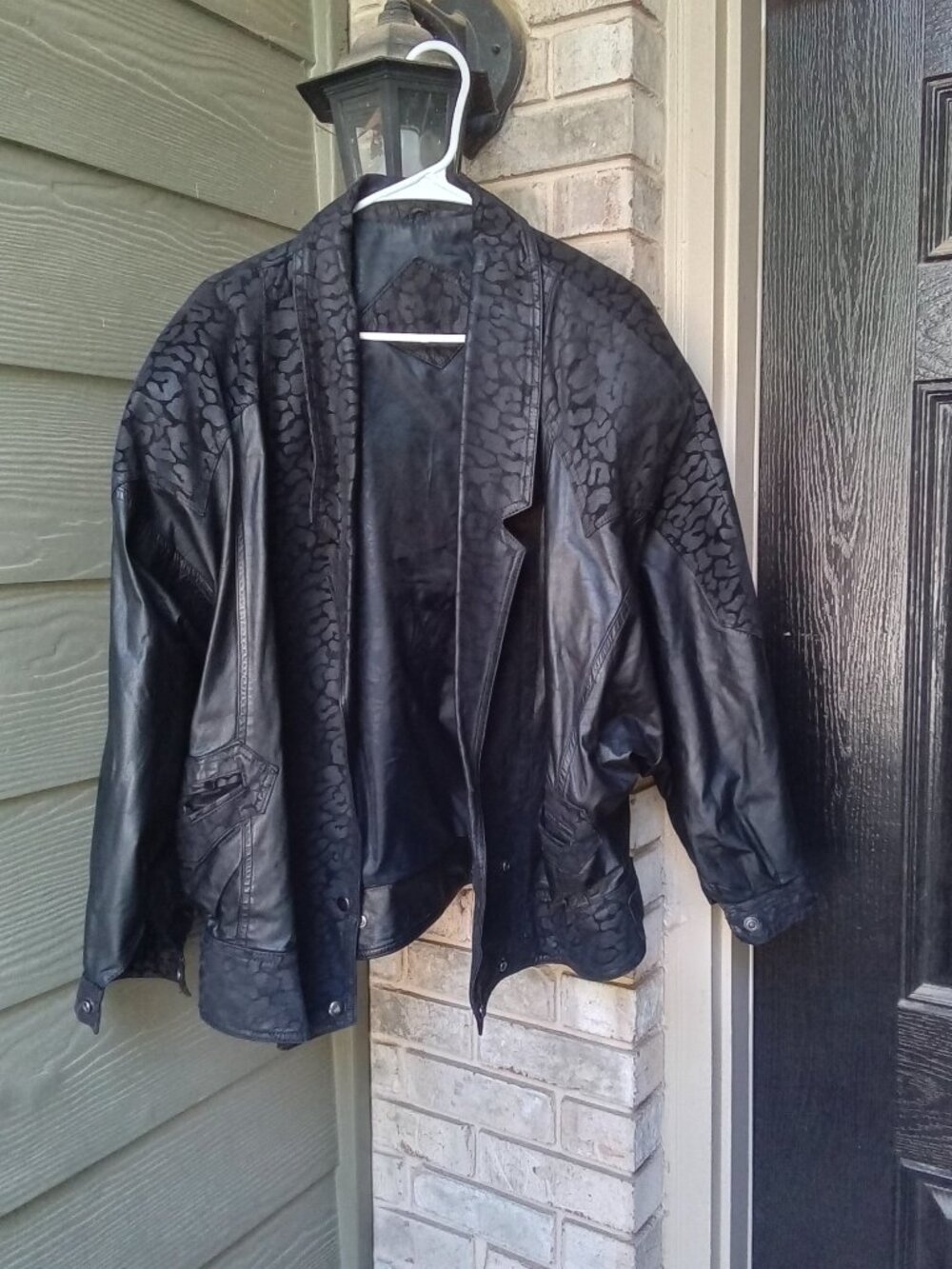 The Winlit Vintage 80s Women's Leather Jacket in size L features a classic black